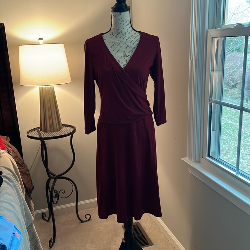 Burgundy v-neck dress with 3/4 sleeves